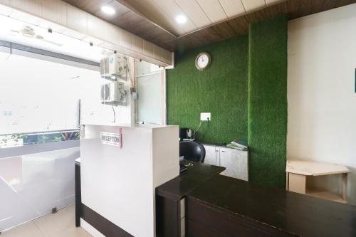 eine Küche mit grünen Wänden und einem Kühlschrank in der Unterkunft Hotel O Kuber 7 in Zirakpur