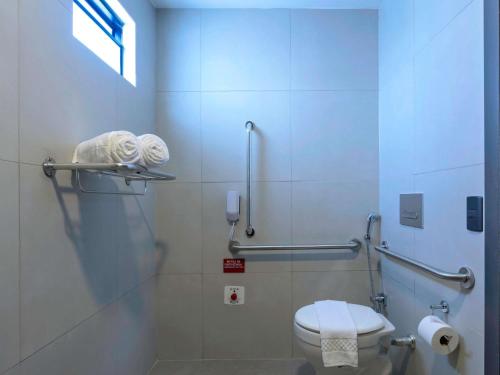 Un baño de ibis Styles Maceió Pajuçara