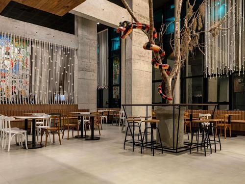 Un restaurante u otro lugar para comer en ibis Styles Maceió Pajuçara