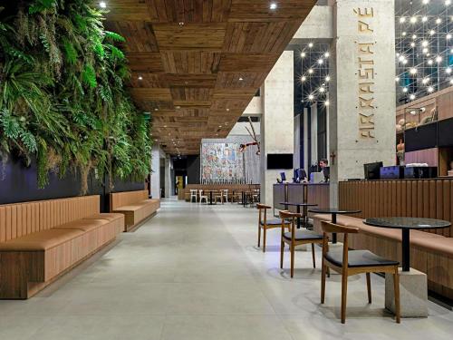 Un restaurante u otro lugar para comer en ibis Styles Maceió Pajuçara
