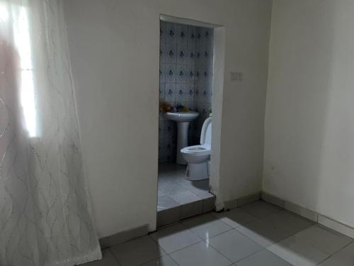 JarbangにあるBarrow Faxのトイレと洗面台付きのバスルーム