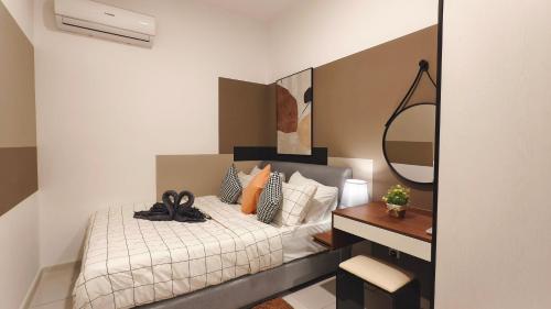クアラルンプールにあるEshue Designer Suites Majestic Residenceのベッドと机と鏡のある寝室