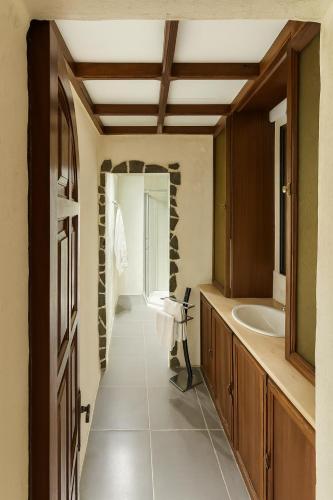 a bathroom with a sink and a mirror at Hotel Rural Villa del Monte in Santa Brígida