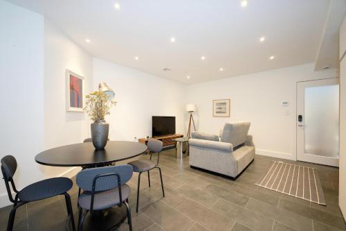 Μια τηλεόραση ή/και κέντρο ψυχαγωγίας στο Newly Renovated 2BR with Backyard