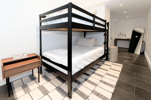 Ένα ή περισσότερα κρεβάτια σε δωμάτιο στο Newly Renovated 2BR with Backyard