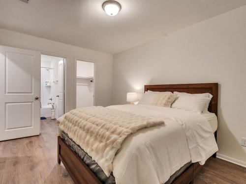 Ένα ή περισσότερα κρεβάτια σε δωμάτιο στο 5BR Luxury Sleeps 10 Lake Jackson
