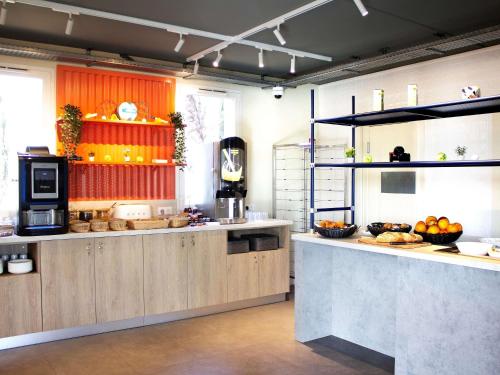 Küche/Küchenzeile in der Unterkunft ibis budget Lunel Porte de Camargue