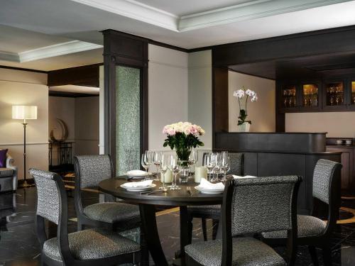 a dining room with a table and chairs at Grand Mercure Bangkok Atrium in Bangkok