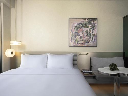 Ένα ή περισσότερα κρεβάτια σε δωμάτιο στο Mondrian Singapore Duxton