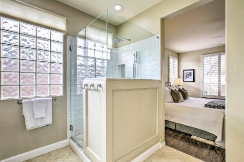 ein Bad mit einer Dusche und ein Schlafzimmer mit einem Bett in der Unterkunft Pool and Pickleball Access Quiet Scottsdale Home! in Scottsdale