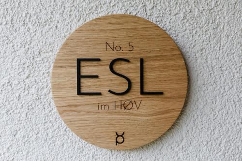 a wooden sign with the word no esi on it at HØV - Boutique-Apartments im Allgäu - Rückzug & Design in Altusried