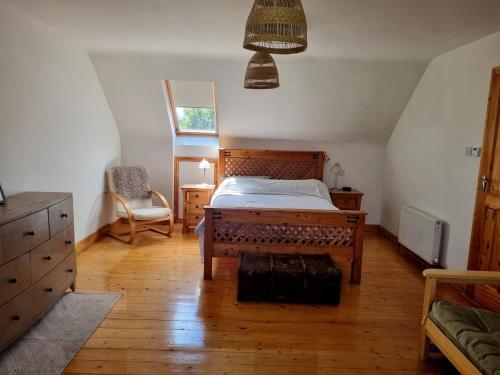 Una cama o camas en una habitación de A spacious home beside the beach