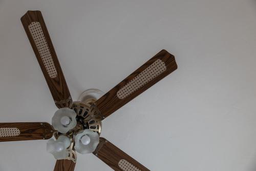 a ceiling fan sitting on top of a ceiling at Le Giare House in Grezzana