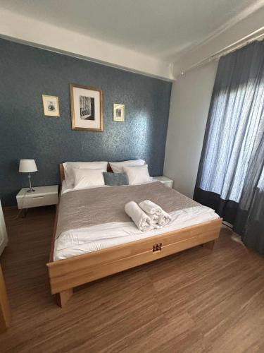 Affordable Top floor 2BR nightlife location in Center and yet Quite Sleep