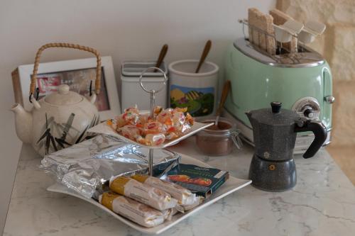 a counter top with a tray of food and a toaster at Le Giare House in Grezzana