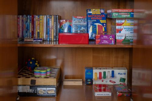 a book shelf filled with lots of books at Le Giare House in Grezzana