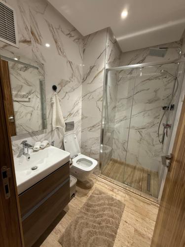 Bilik mandi di Luxe moderne gezin appartement
