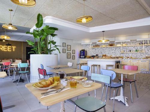 a restaurant with tables and chairs and a counter at greet hotel Salon de Provence in Salon-de-Provence