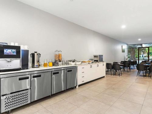 Køkken eller tekøkken på BreakFree on Broadway Sydney, an Accor Hotel