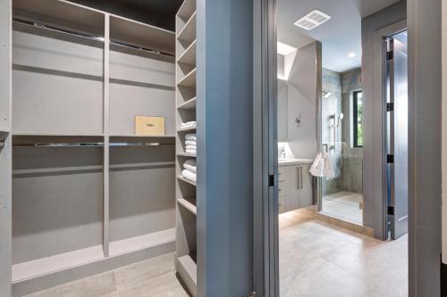 フォート・ローダーデールにあるNew Villa Near Hardrock Fll Wboating Near Beachのウォークインクローゼット付きのバスルーム