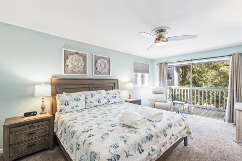 ein Schlafzimmer mit einem Bett und einem Balkon in der Unterkunft Lagoon Villa 19 - Lagoon Lifestyle! Center of Wild Dunes! in Isle of Palms