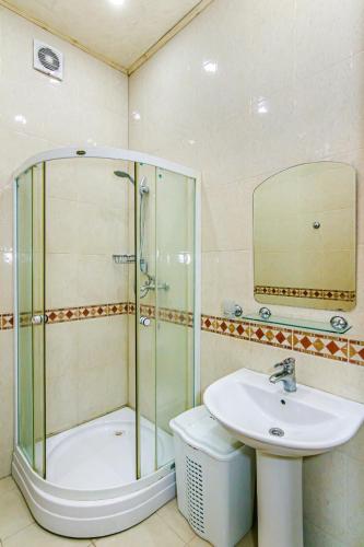un bagno con doccia e lavandino di ISKCON Apartment a Baku