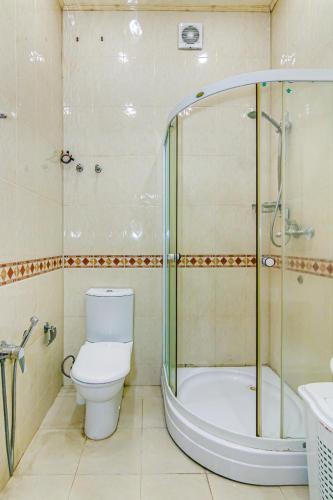 łazienka z prysznicem, toaletą i umywalką w obiekcie ISKCON Apartment w mieście Baku