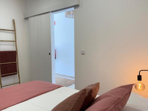 Ein Bett oder Betten in einem Zimmer der Unterkunft Casinha d'Adélia