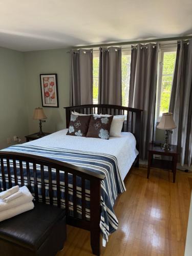 Un dormitorio con una cama grande con almohadas. en Midstream Manor Unit 7, 2 Bedroom Apartment, en St. John's