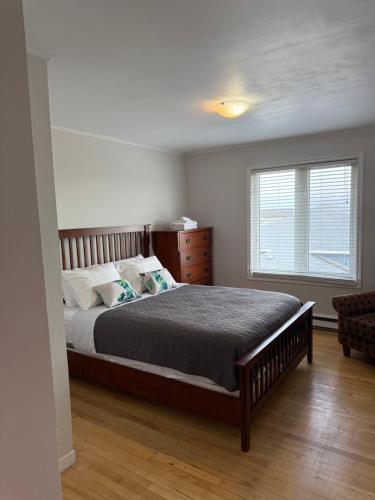 a bedroom with a large bed and a window at Airport Manor Unit 4, 2 Bedroom Apartment in Torbay
