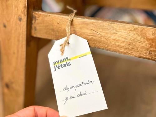 a piece of paper hanging on a wooden bench at greet hotel Castets Coeur des Landes in Castets