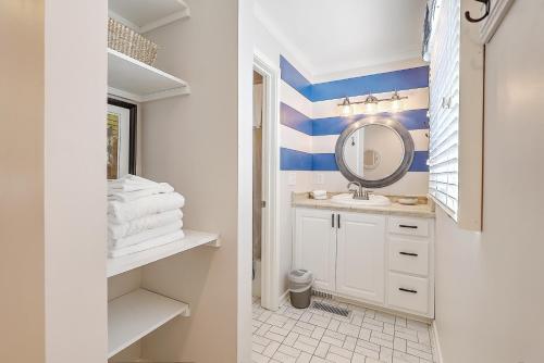 ein Bad mit blauen und weißen Streifen an der Wand in der Unterkunft Lagoon Villa 9 - Superb Villa by Pool! Short Walk to Beach in Isle of Palms