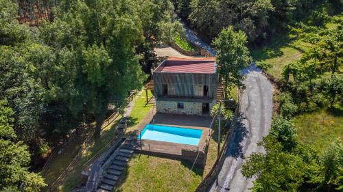 an overhead view of a house with a swimming pool at Moinhos do Coto in Vila Verde