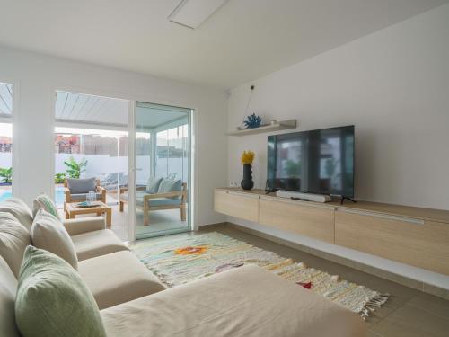 Buena Onda Modern Design, Heated Pool