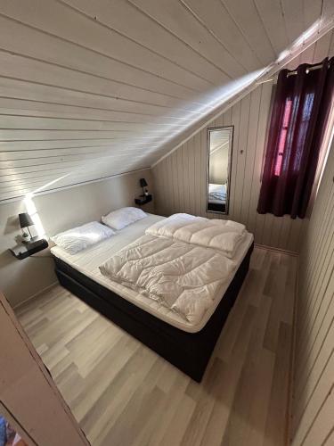 a bedroom with a large bed in a room at Nice apartment at Golsfjellet in Gol