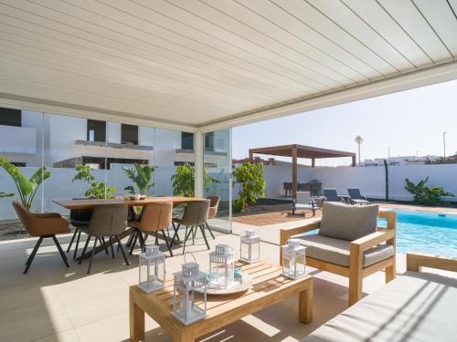 Buena Onda Modern Design, Heated Pool