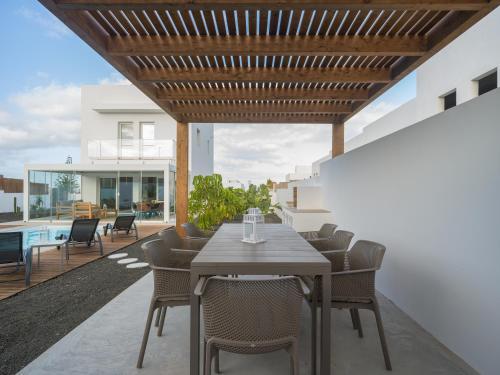Buena Onda Modern Design, Heated Pool