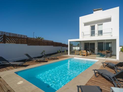 Buena Onda Modern Design, Heated Pool