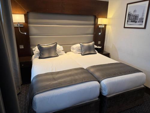 a bedroom with two beds in a hotel room at Park Avenue Baker Street in London