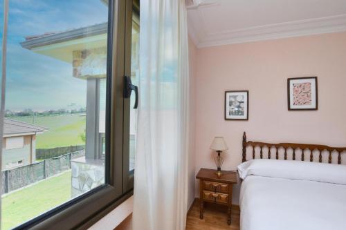 a bedroom with a bed and a large window at 210A Casa Linares Amplia casa en Villaviciosa in Cadamancio