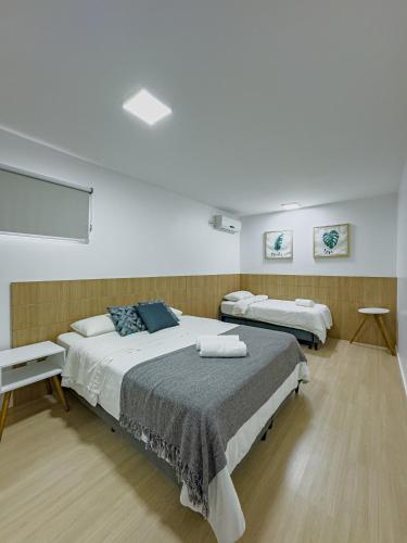a bedroom with two beds in a room at Apartamento Melhor Localizado em Pomerode in Pomerode
