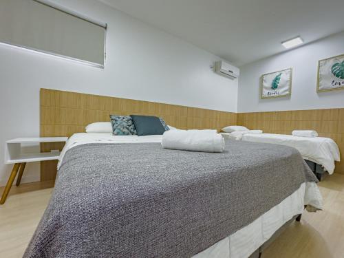 a bedroom with two beds and a window at Apartamento Melhor Localizado em Pomerode in Pomerode