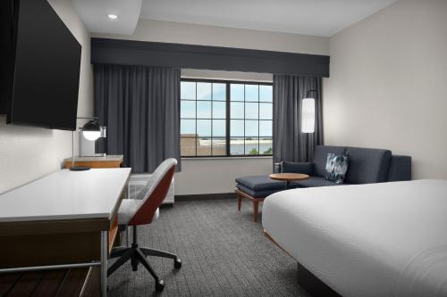 Ένα ή περισσότερα κρεβάτια σε δωμάτιο στο Courtyard by Marriott Pensacola Downtown