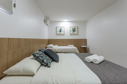 a large bed with pillows on it in a room at Apartamento Melhor Localizado em Pomerode in Pomerode