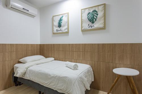 a room with a bed and two pictures on the wall at Apartamento Melhor Localizado em Pomerode in Pomerode