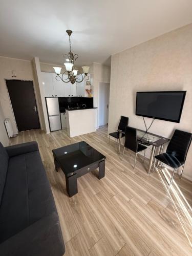 una sala de estar con un sofá y una mesa en Sunny Loft, en Tiflis
