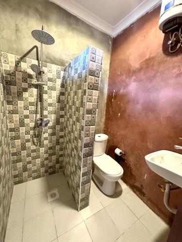 un bagno con un water e un lavandino di Mama's House a Kibweni