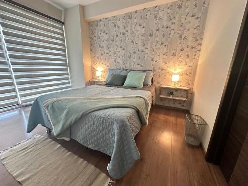 En eller flere senge i et værelse på Familiar con terraza privada zona norte