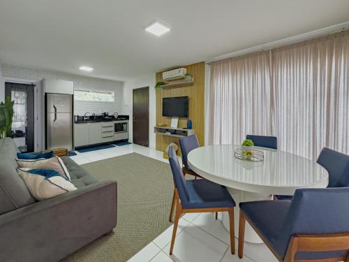 a living room with a couch and a table at Apartamento Melhor Localizado em Pomerode in Pomerode