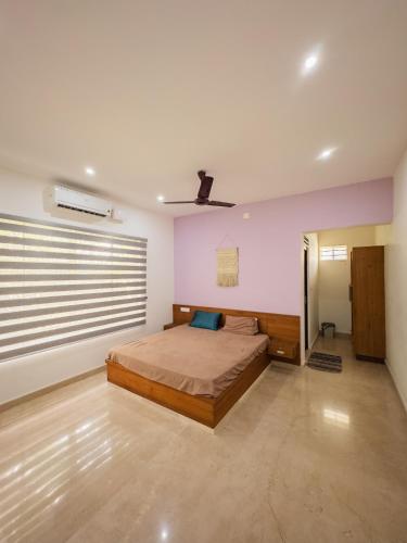 une chambre avec un lit et une grande fenêtre dans l'établissement Prakriti home stays, à Thrissur